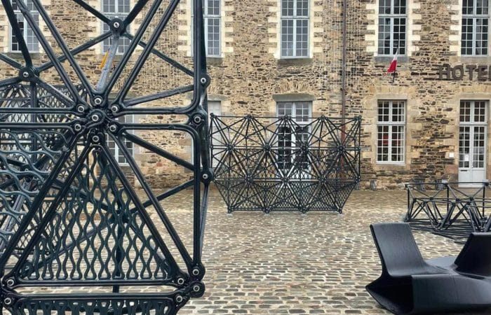 Le Labyrinthe : œuvre modulable installée dans la cour du château